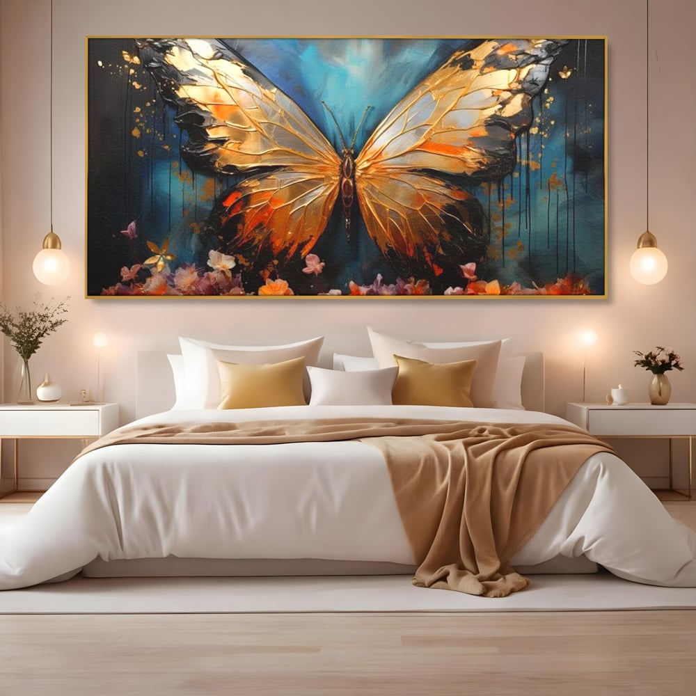 Tablou canvas cu tablou canvas cu fluture auriu si flori, in rama de aluminiu auriu, pe perete intr-un dormitor